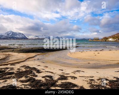 Strand von Bergsfjord in der Nähe von Skaland. Die Insel Senja im Winter im Norden Norwegens. Stockfoto