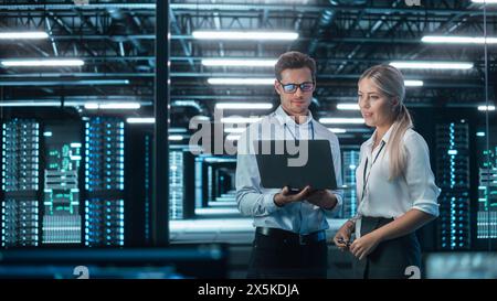 Männlicher CEO diskutiert Problemlösung mit weiblicher Partnerin im Büro, die Brainstorming während Look on a Laptop. Kluge Geschäftsleute, die in der Finanzabteilung arbeiten. Spezialisten arbeiten im Team Concept Stockfoto