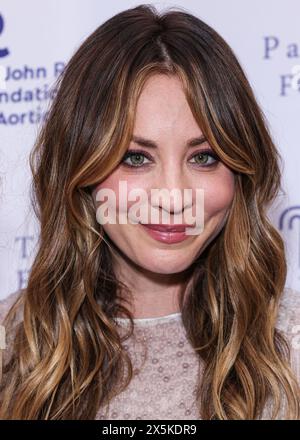 HOLLYWOOD, LOS ANGELES, KALIFORNIEN, USA - 09. MAI: Kaley Cuoco kommt bei der „Evening from the Heart Gala“ 2024 der John Ritter Foundation for Aortic Health, die am 9. Mai 2024 im Sunset Room Hollywood in Hollywood, Los Angeles, Kalifornien, USA stattfindet. (Foto: Xavier Collin/Image Press Agency) Stockfoto
