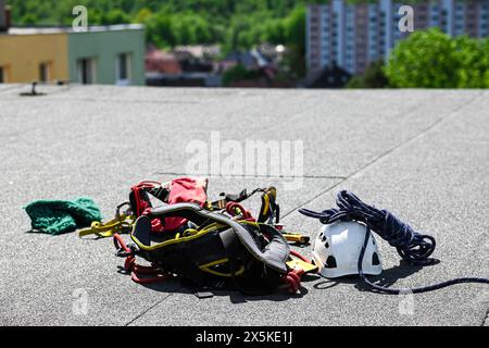 Kletterausrüstung auf dem Dach eines 8-stöckigen Apartmentgebäudes. Vorbereitung für Höhenarbeiten. Stockfoto