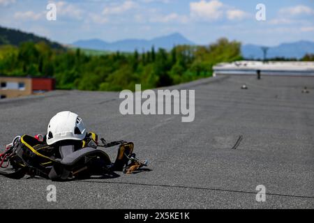 Kletterausrüstung auf dem Dach eines 8-stöckigen Apartmentgebäudes. Vorbereitung für Höhenarbeiten. Stockfoto