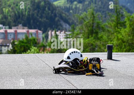 Kletterausrüstung auf dem Dach eines 8-stöckigen Apartmentgebäudes. Vorbereitung für Höhenarbeiten. Stockfoto