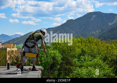 Hochhausarbeiten in einem Wohnhaus. Ein Bauarbeiter überprüft den Zustand eines Wohngebäudes für den geplanten Wiederaufbau mit Hilfe von Climbi Stockfoto