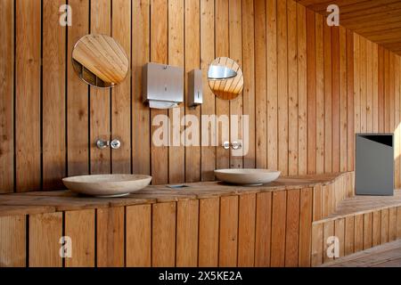 Das Estnische Straßenmuseum, Besuchereinrichtungen, moderne Architektur, ein holzverkleideter Waschraum mit Waschbecken und Toiletten. Stockfoto