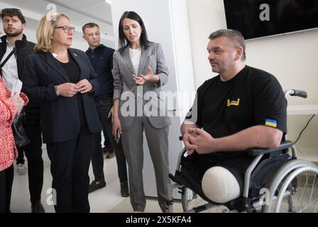 Lwiw, Ukraine. Mai 2024. Svenja Schulze (SPD, l), Bundesministerin für wirtschaftliche Zusammenarbeit und Entwicklung, spricht im Rahmen eines Besuchs in der Ukraine mit einem Mann, der im Krieg ein Bein verloren hat. Das ungebrochene Zentrum ist das größte Prothesenzentrum in der Ukraine. Quelle: Sebastian Christoph Gollnow/dpa/Alamy Live News Stockfoto