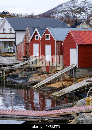 Bootsschuppen im Dorf Rodsand am Bunkefjorden. Die Insel Senja im Winter im Norden Norwegens. Stockfoto