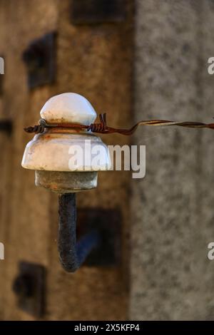 Polen, Oswiecim, Auschwitz-Birkenau. WWll, Stacheldraht um das Konzentrationslager und die Kasernen. Stockfoto