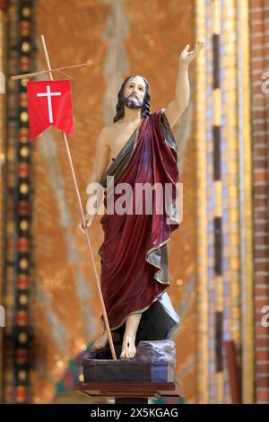 Polen, Warschau. St. John's Cathedral. Römisch-katholische Kirche in der Altstadt. Die Kirche wurde von der UNESCO als kulturell bedeutsam gelistet. Statue des auferstandenen Jesus. Stockfoto