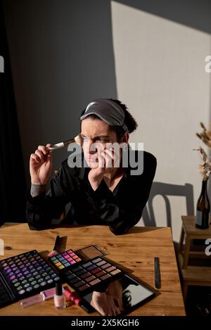 Wütender Mann in Mode Bademantel trägt Make-up im Wohnzimmer. Nahaufnahme Hochformat Stockfoto