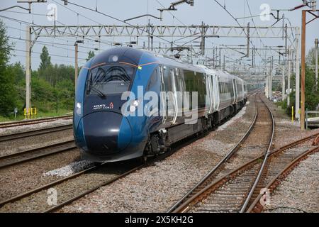 Avanti West Coast Class 805 Hitachi BI-Mode Multiple Unit 805005 auf einer Testfahrt der West Coast Main Line in Richtung Rugeley Trent Valley am 10. Mai 2024. Stockfoto