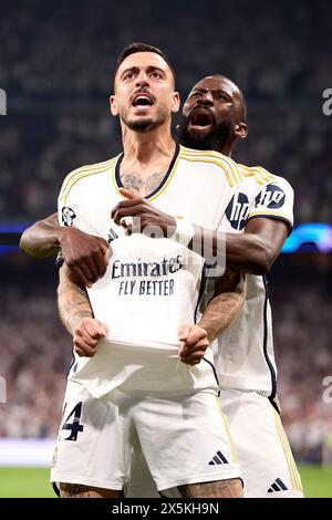 Joselu Mato von Real Madrid feiert das erste Tor ihrer Mannschaft mit seinem Teamkollegen Antonio Rudiger von Real Madrid während des zweiten Legspielspiels der UEFA Champions League zwischen Real Madrid und dem FC Bayern München am 8. Mai 2024 im spanischen Estadio Santiago Bernabeu. (Foto von QSP) Stockfoto