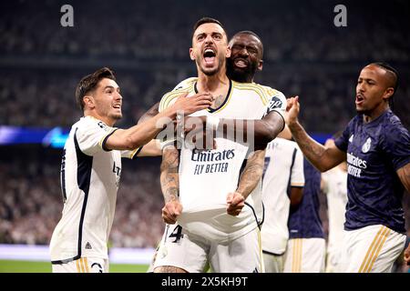 Joselu Mato von Real Madrid feiert das erste Tor ihrer Mannschaft mit seinem Teamkollegen Antonio Rudiger von Real Madrid während des zweiten Legspielspiels der UEFA Champions League zwischen Real Madrid und dem FC Bayern München am 8. Mai 2024 im spanischen Estadio Santiago Bernabeu. (Foto von QSP) Stockfoto
