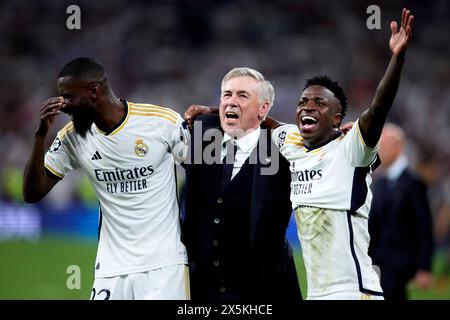 Antonio Rudiger, Carlo Ancelotti, Manager von Real Madrid und Vinicius Junior von Real Madrid feiern den Sieg nach dem Sieg über den FC Bayern München im zweiten Legspiel der UEFA Champions League zwischen Real Madrid und FC Bayern München am 8. Mai 2024 in Madrid. (Foto von QSP) Stockfoto