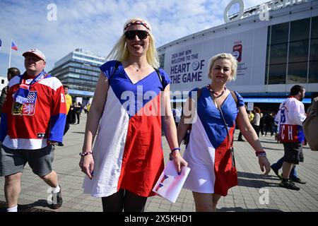 Prag, Tschechische Republik. Mai 2024. Tschechische Fans vor dem ersten Spiel der IIHF Weltmeisterschaft 2024 in Prag, Tschechien, am 10. Mai 2024. Quelle: Roman Vondrous/CTK Photo/Alamy Live News Stockfoto
