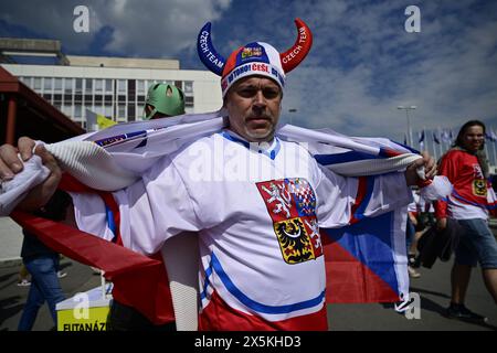 Prag, Tschechische Republik. Mai 2024. Tschechische Fans vor dem ersten Spiel der IIHF Weltmeisterschaft 2024 in Prag, Tschechien, am 10. Mai 2024. Quelle: Roman Vondrous/CTK Photo/Alamy Live News Stockfoto
