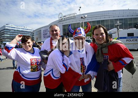 Prag, Tschechische Republik. Mai 2024. Tschechische Fans vor dem ersten Spiel der IIHF Weltmeisterschaft 2024 in Prag, Tschechien, am 10. Mai 2024. Quelle: Roman Vondrous/CTK Photo/Alamy Live News Stockfoto