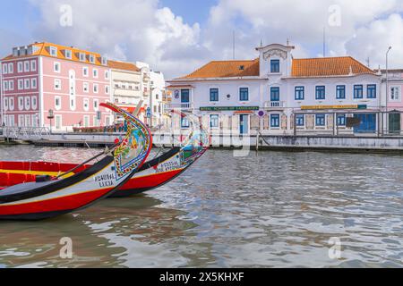 Portugal, Aveiro. Hell bemalte Moliceiros, traditionelle Holzboote mit flachem Boden auf dem Central Canal. (Nur Für Redaktionelle Zwecke) Stockfoto