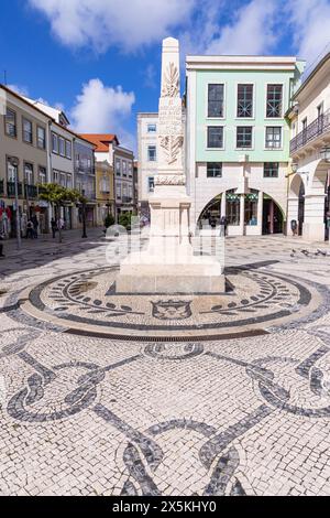 Portugal, Aveiro. Gedenkkolumne, in der es heißt: "Im Gedenken an diejenigen aus Aveiro, die für die Freiheit gelitten haben". Stockfoto