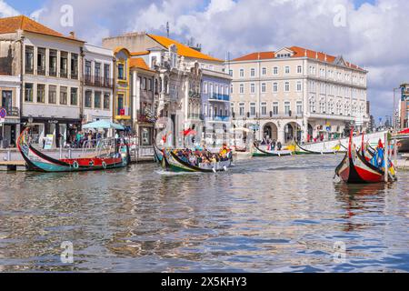 Portugal, Aveiro. Hell bemalte Moliceiros, traditionelle Holzboote mit flachem Boden auf dem Central Canal. Stockfoto