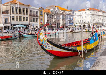 Portugal, Aveiro. Hell bemalte Moliceiros, traditionelle Holzboote mit flachem Boden auf dem Central Canal. (Nur Für Redaktionelle Zwecke) Stockfoto