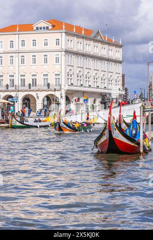 Portugal, Aveiro. Hell bemalte Moliceiros, traditionelle Holzboote mit flachem Boden auf dem Central Canal. (Nur Für Redaktionelle Zwecke) Stockfoto