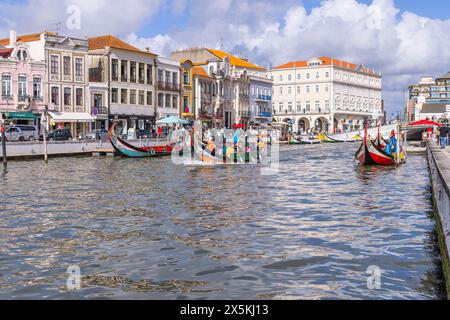 Portugal, Aveiro. Hell bemalte Moliceiros, traditionelle Holzboote mit flachem Boden auf dem Central Canal. Stockfoto