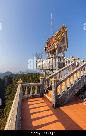 Malerische Aussicht auf die Umgebung und eine kleine Pagode auf dem Berg am Tiger Cave Temple (Wat Tham Suea (Sua)) in Krabi, Thailand. Stockfoto