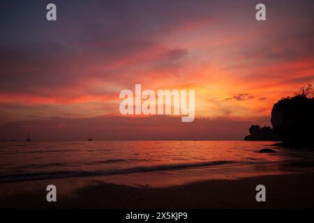 Wunderschöne Landschaft mit Meer, Strand und farbenfrohem Himmel bei Sonnenuntergang am Railay West Beach in Railay, Krabi, Thailand. Stockfoto