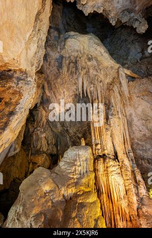 Stalaktiten und Stalagmiten in der malerischen und beleuchteten Diamantenhöhle (Tham Phra Nang Nai) in Railay, Krabi, Thailand. Stockfoto