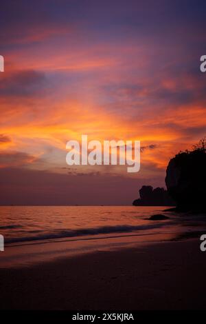 Wunderschöne Landschaft mit Meer, Strand und farbenfrohem Himmel bei Sonnenuntergang am Railay West Beach in Railay, Krabi, Thailand. Stockfoto