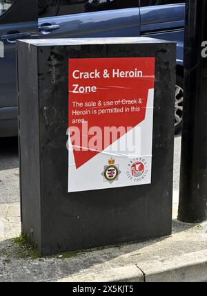 Gefälschtes, gefälschtes, aber realistisches Drogenplakat im Zentrum von Bristol, Großbritannien. Poster „Crack und Heroin Zone“ Stockfoto