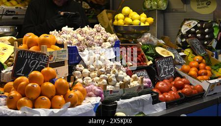 Frisches Obst und Gemüse in Stapeln zum Verkauf in einem Gemüsestand Stockfoto