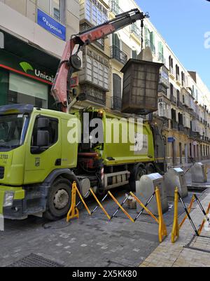 Kommunale Müllbeseitigung aus kommunalem unterirdischem Abfalleimer mit Lastwagenhebebehälter aus dem Boden zum Leeren, Spanien Stockfoto