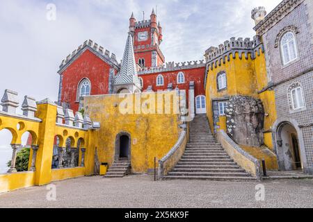 Portugal, Sintra. Der reich verzierte Park und der Nationalpalast von Pena, ein UNESCO-Weltkulturerbe. Stockfoto