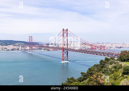 Portugal, Lissabon. Die Brücke vom 25. April über den Tejo. Stockfoto