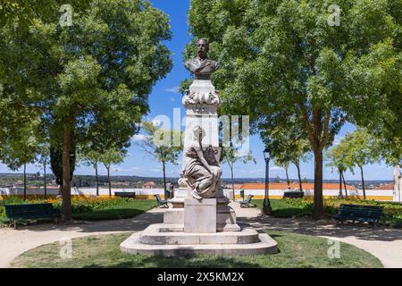 Portugal, Evora. Denkmal für Dr. Barahona im Garten des römischen Tempels von Diana. Stockfoto