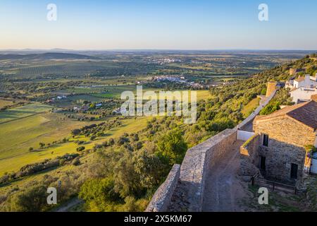 Portugal, Monsaraz. Blick auf den ländlichen Raum von der Mauer des befestigten mittelalterlichen Dorfes. Stockfoto