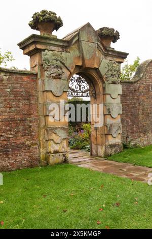 England, North Yorkshire, Henderskelfe. Castle Howard, Tor. Sitz von Carlisle Zweig der Familie Howard seit mehr als 300 Jahren. Drehort für „Brideshead“ und „Brideshead Revisited“. (Nur Für Redaktionelle Zwecke) Stockfoto