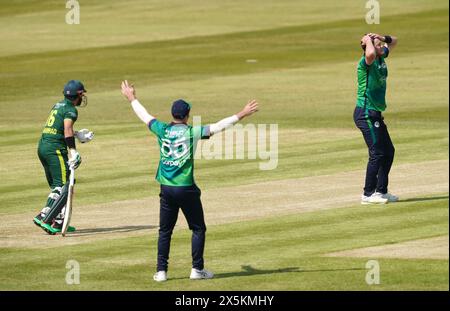 Der irische Mark Adair (rechts) reagiert nach dem Bowling während des ersten T20 International auf dem Castle Avenue Cricket Ground in Dublin. Bilddatum: Freitag, 10. Mai 2024. Stockfoto