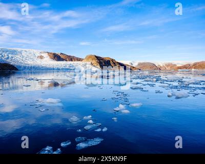 Bruckner Gletscher. Landschaft im Johan Petersen Fjord, einem Zweig des Sermilik Eisefjords, Ammassalik Region, Grönland, dänisches Territorium. Stockfoto