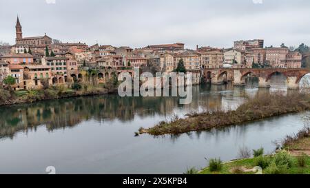 Blick auf Albi, die Stadt und historische Gebäude vom Fluss Tarn, der Pont Vieux und einer Insel im Bach. Stockfoto