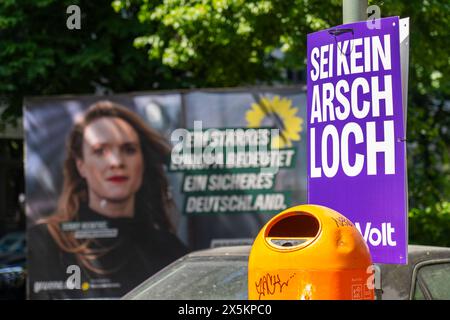 Wahlplakat für die Wahl zum Europäischen Parlament am 9. Juni 2024 in der Stresemannstraße in Berlin-Kreuzberg. Auf dem Foto Plakate von Volt und Gruene. *** Wahlplakat zur Europawahl am 9. Juni 2024 in der Stresemannstraße in Berlin Kreuzberg auf den Fotoplakaten von Volt und Gruene Stockfoto