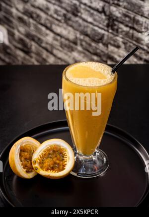 Ein Glas Passionsfruchtsaft. Maracuya Stockfoto