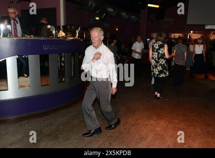 Ein einziger Mann tanzt allein bei Old Mods und Northern Soul Musikfans der 1960er Jahre Friends Reunion Dance Party Disco Großbritannien. Stockfoto