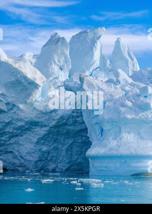 Eisberg im Fjord. Landschaft im Johan Petersen Fjord, einem Zweig des Sermilik Eisefjords, Ammassalik Region, Grönland, dänisches Territorium. Stockfoto