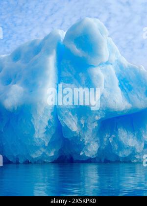 Eisberg im Fjord mit Schmelzstruktur. Landschaft im Johan Petersen Fjord, einem Zweig des Sermilik Eisefjords, Ammassalik Region, Grönland, dänisches Territorium. Stockfoto