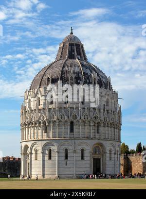 Außenaufnahmen des monumentalen Komplexes der Kathedrale, des Taufhauses und des Turms von Pisa in der Toskana, Italien Stockfoto