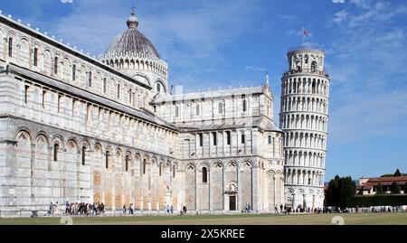 Außenaufnahmen des monumentalen Komplexes der Kathedrale, des Taufhauses und des Turms von Pisa in der Toskana, Italien Stockfoto