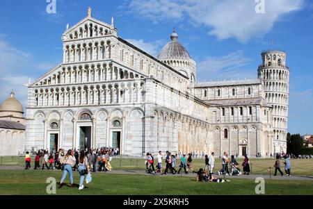 Außenaufnahmen des monumentalen Komplexes der Kathedrale, des Taufhauses und des Turms von Pisa in der Toskana, Italien Stockfoto