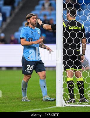 Mai 2024; Allianz Stadium, Sydney, NSW, Australien: A-League Football, Finals Series, Halbfinale, First Leg, Sydney FC gegen Central Coast Mariners; Luke Brattan von Sydney FC kommt nach einem Elfmeterschießen an die Mariners Stockfoto